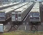晩年のステンレス車両隣の新車（22系）と異なり、冷房装置間が新設の屋上ダクトで繋がっている。