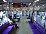 アルミ車の室内紫色の座席（他形式は茶色）が特徴。