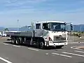 大型教習車(第一種運転免許用)の一例(車種 : 日野プロフィア)2007年道路交通法改正以降の大型教習車。旧特定大型貨物車ベースの車両となっている