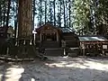 大山田神社　拝殿と覆い屋に覆われた本殿　手前に手水舎