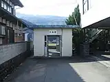 民家の間にある駅舎（2009年10月）