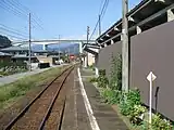 ホームから北濃方向を見る。奥に油坂峠道路の橋梁が見える。