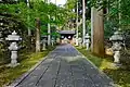 参道から中門を望む