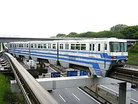 1000系(初期車・側面方向幕設置済、万博記念公園駅付近)