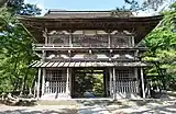 参道から山門を見る（2014年6月撮影）