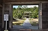 総門から山門を見る（2014年6月撮影）