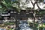 参道から本堂を見る（2014年6月撮影）