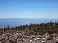天狗岩から朝日連峰(左)、月山(右)、鳥海山(右奥)を望む