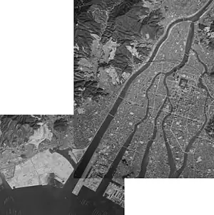 1976年。広島空港滑走路延伸(1972年)、西部開発地区埋立工事中。