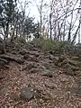 山頂直下の鎖場