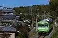 単線区間を走行する奈良行きの列車