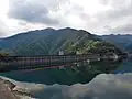 奥多摩湖から御前山を望む