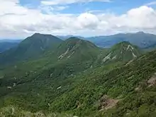 女峰山から南西を望む。左から男体山、大真名子山、小真名子山。右奥に日光白根山。