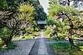 本堂前庭から山門を望む