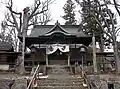 拝殿左右には御柱。
