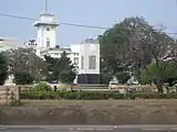 像が倒され台座だけが残った公園