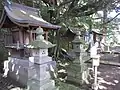 参道右手の3社(手前から松尾神社、荒神社、水神社)