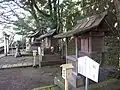 参道左手の3社(手前から剣宮、十二社、菅原神社)