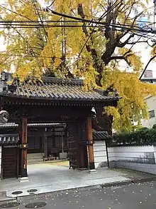 安楽寺山門と被爆樹木。