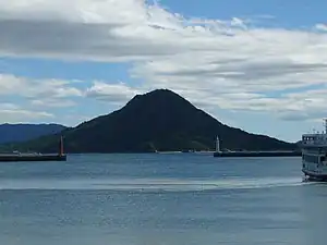 広島港側から見た「安芸小富士」