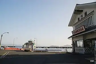 安芸津港。待合所は蔵を模して造られている。