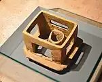 囲形埴輪（左：導水、右：湧水）上段：外観下段：内部（左：樋形土製品、右：井戸状土製品）
