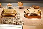 囲形埴輪（左：導水、右：湧水）上段：外観下段：内部（左：樋形土製品、右：井戸状土製品）