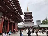 宝蔵門裏大わらじと五重塔