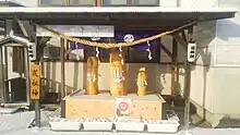 宮城県遠田郡美里町北浦字道祖神の地に安置されているご神体 仙台市広瀬通拡張工事に伴い伐採されたイチョウの木を譲り受け、新たに製作された。