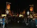 宿入之儀の通り道を作る高張提灯の列