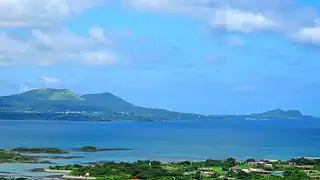 左に鬼岳・火ノ岳右に箕岳・臼岳