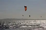 岬周辺はパラグライダーで賑わう