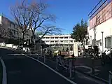 南側公道から正門を見る（2015年2月撮影）