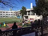 南側公道から校庭と校舎を見る（2015年2月撮影）