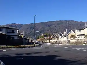 新林本通境谷交差点から見た小塩山