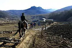北大湖鎮小屯村付近から望む洪峰山