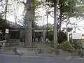 小山朝政の墓全体像・説明板（基礎に貞和元（1345）年の銘あり供養塔の可能性高い）