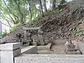 小山田一族有重・行重・高家の宝篋印塔(顕彰碑裏手登る）