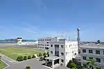 小松島航空基地開隊（昭和40年）から平成24年まで使用された旧庁舎(手前)と新庁舎(奥)