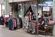 こばやし(陽平が愛助のサンダルを買った店。右下の円形のワゴンに入っていた)