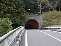 小沢トンネル(起点側)。東京側、埼玉側共にトンネル直前まで急な坂が続く。