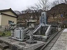 1963年(昭和38年)3月16日に能生駅 - 百川信号場間で発生した地すべり(通称「小泊地すべり」)の現場と犠牲となった住民の慰霊碑(2023年)
