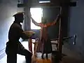 少女に拷問を加える日本人