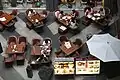 屋内に展開したオープンカフェの例（横浜・みなとみらい地区）