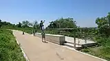展望台とウッドベンチ
