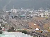 駅の西の山から見る駅構内。一番左側は駅舎（2013年12月）