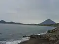 開聞岳を海岸線より