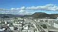 左：山形新幹線軌道　右：東北新幹線軌道と信夫山（2012年11月）