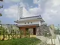 甲府城山手御門の写真を撮ると、セインツ.25も写り込む。