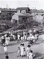 山車参加の子ども達とお面売りの光景（昭和20年代）